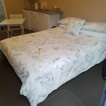 Best Budget Bed And Ensuite - Private Access Close To Beach ไวฮี ภายนอก รูปภาพ